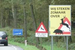 afbeelding: Verkeersbord wij steken zomaar over afbeelding: Verkeersbord wij steken zomaar over