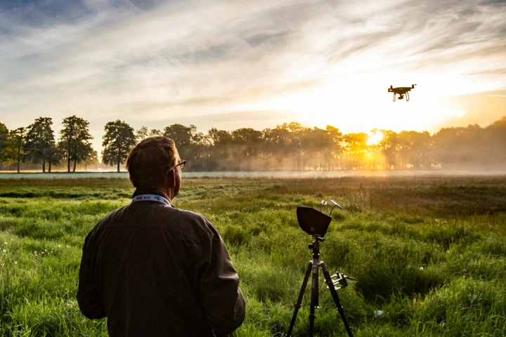 Dronepiloot gaat reekalf zoeken met drone in natuurgebied Dronepiloot gaat reekalf zoeken met drone in natuurgebied