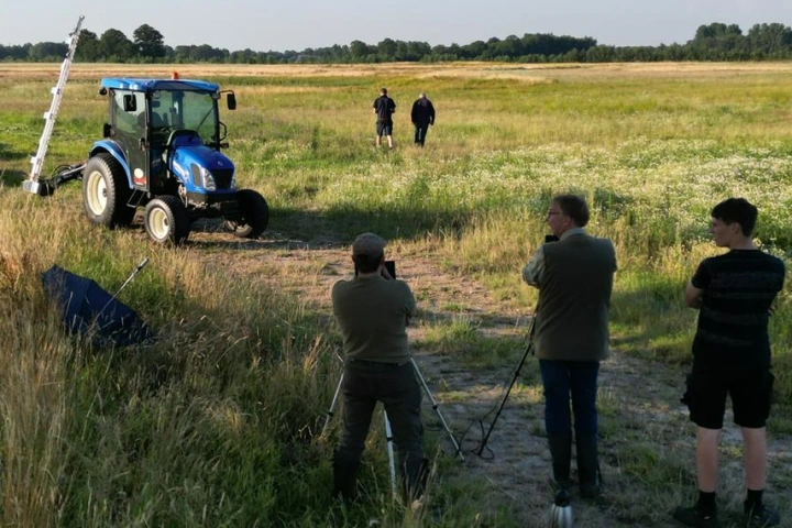 Waarnemer dirigeert veiligstellers naar hotspots in te maaien vegetatie Waarnemer dirigeert veiligstellers naar hotspots in te maaien vegetatie