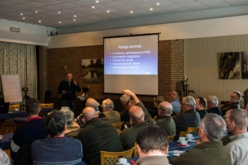 Afbeelding: Roger Borre reageert op vragen over toepassing drone met warmte detectie tijdens schouw. foto: Wouter Borre